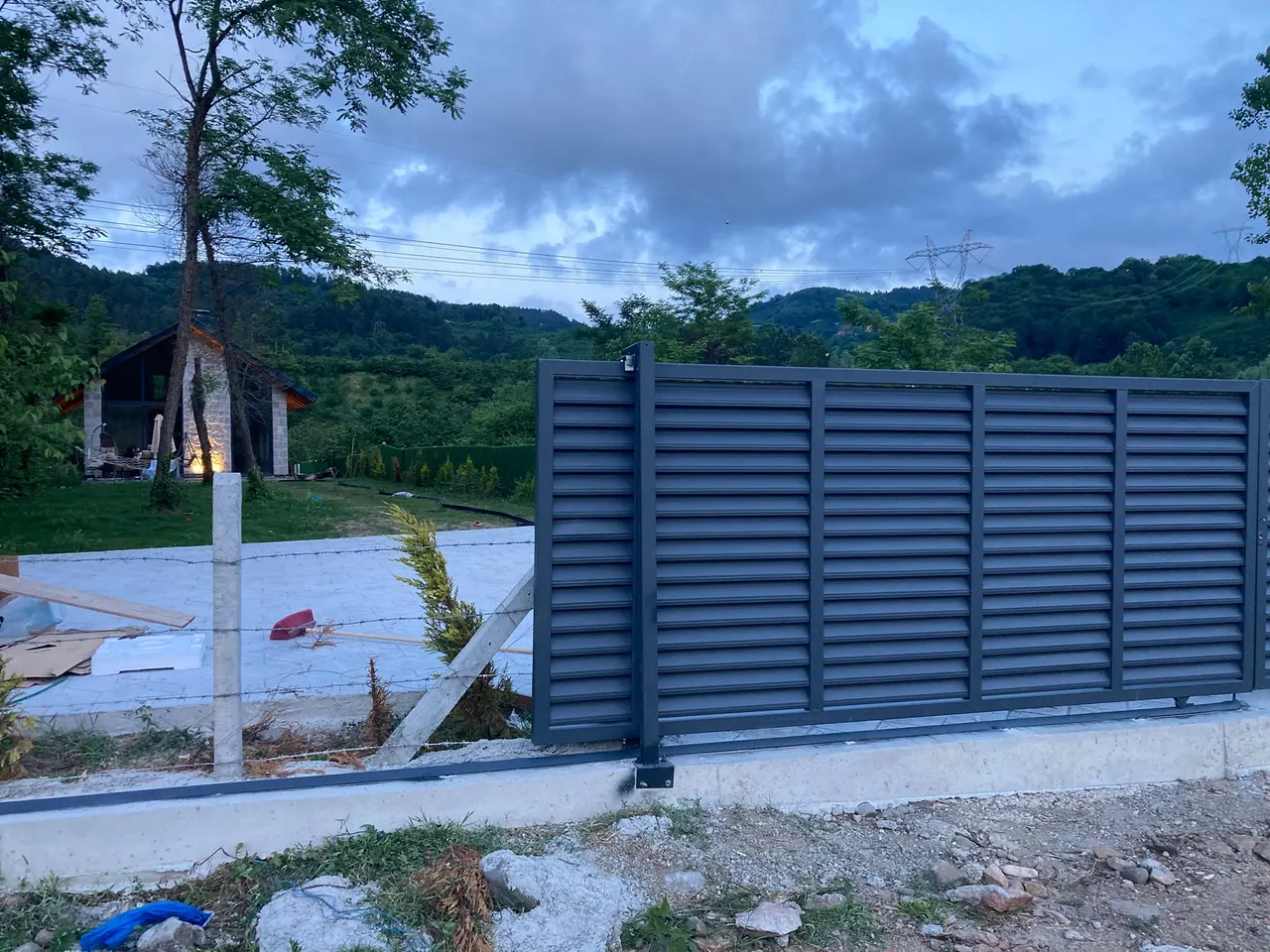 Bahçe sınırında metal çit