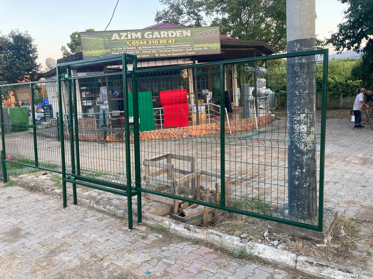 Azim Garden önünde panel kapı