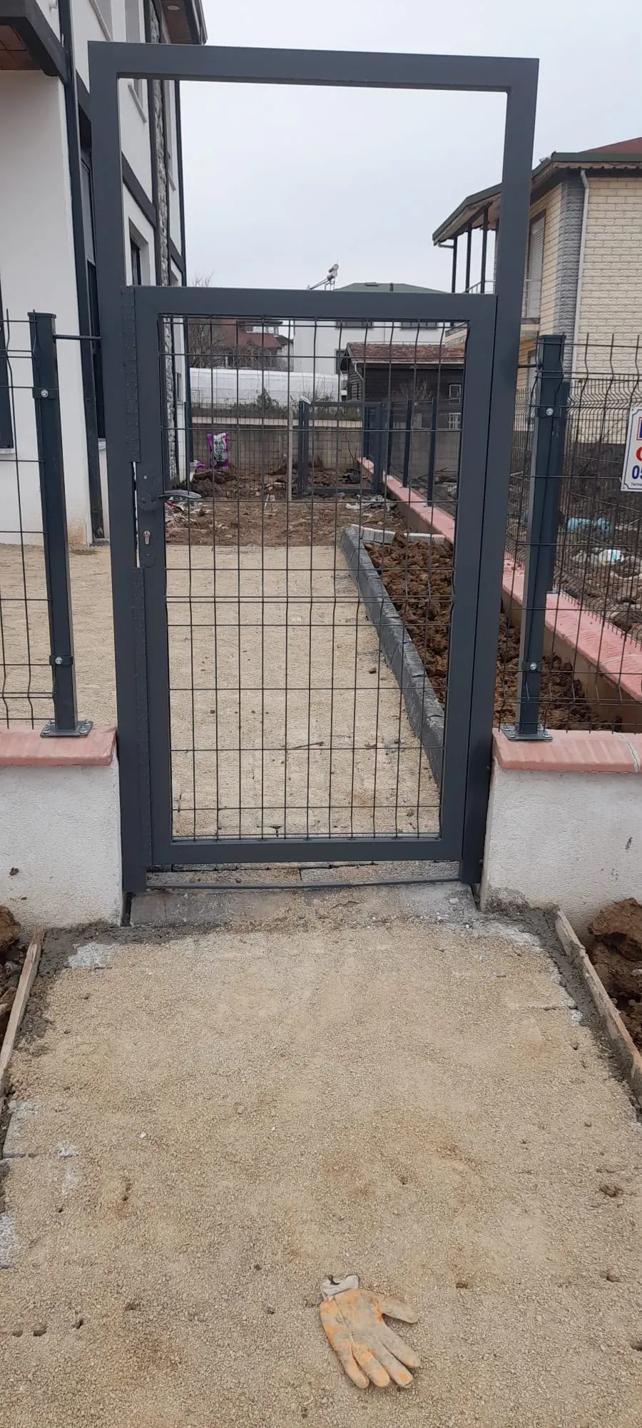 Metal çit kapısı detayı